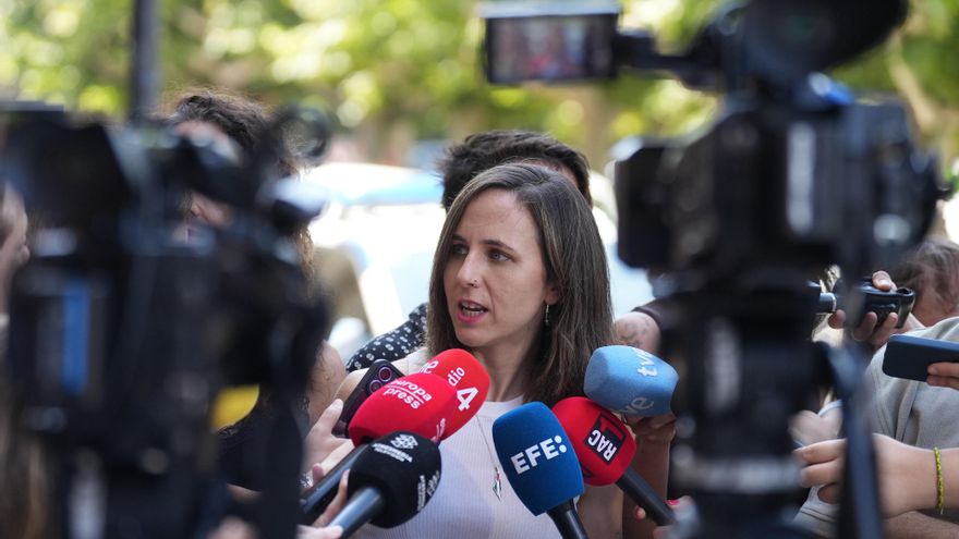 Archivo - La secretaria general de Podemos, Ione Belarra, atiende a los medios de comunicación ante el Parlament de Catalunya, a 17 de julio de 2025, en Barcelona, Catalunya (España).