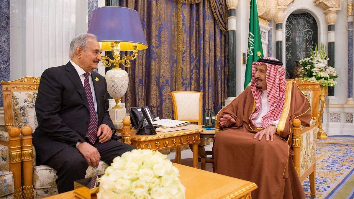 El rey saudí Salman bin Abdulaziz Al Saud (derecha) se reúne con el comandante militar libio Jalifa Hafter en el Palacio de Al Yamamah, en 2019.
