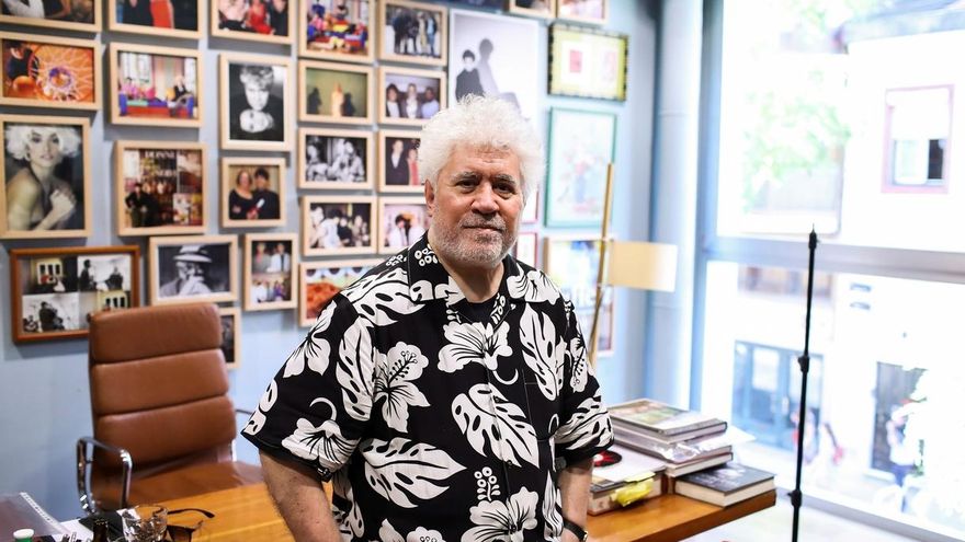 El director de cine manchego Pedro Almodóvar posa para el fotógrafo en su despacho de la productora "El Deseo" en Madrid, durante una entrevista concedida a EFE.