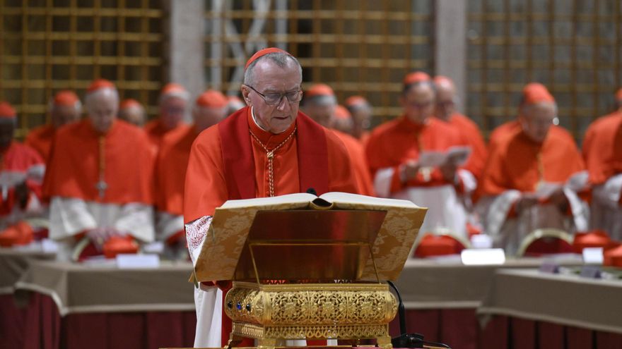 Los cardenales prestan juramento antes de encerrarse en el cónclave
