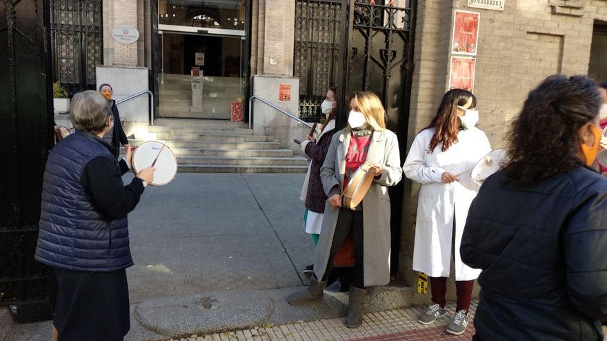 Protesta a las puertas del colegio concertado Nicoli de Madrid.