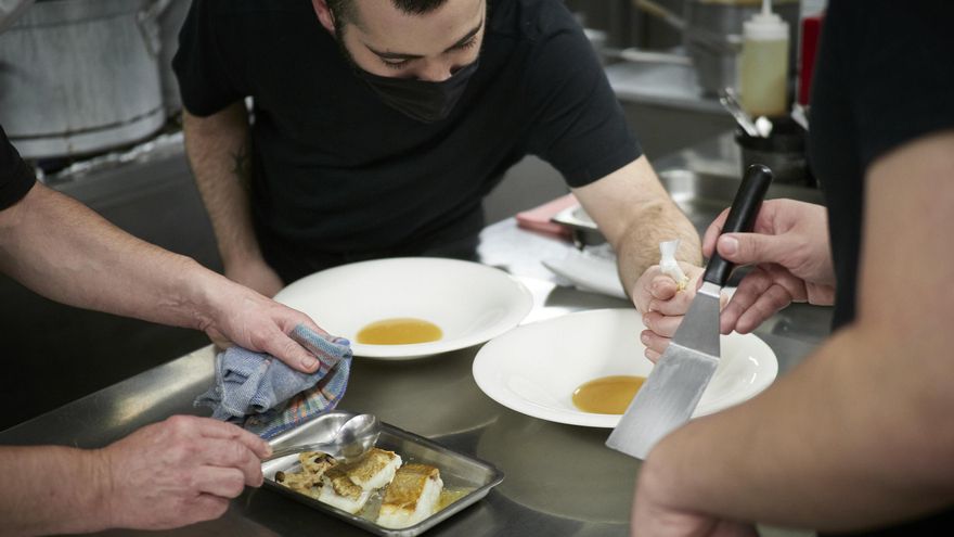 Archivo - Varios trabajadores en la cocina del restaurante Rodero, en Pamplona.