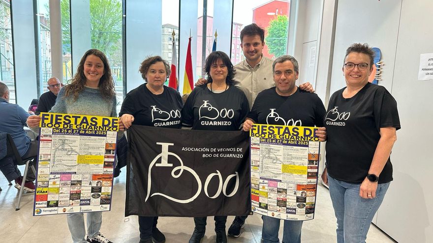 Los concejales Ana Cañas y Alejandro Hoz y miembros de la comisión de fiestas de Boo