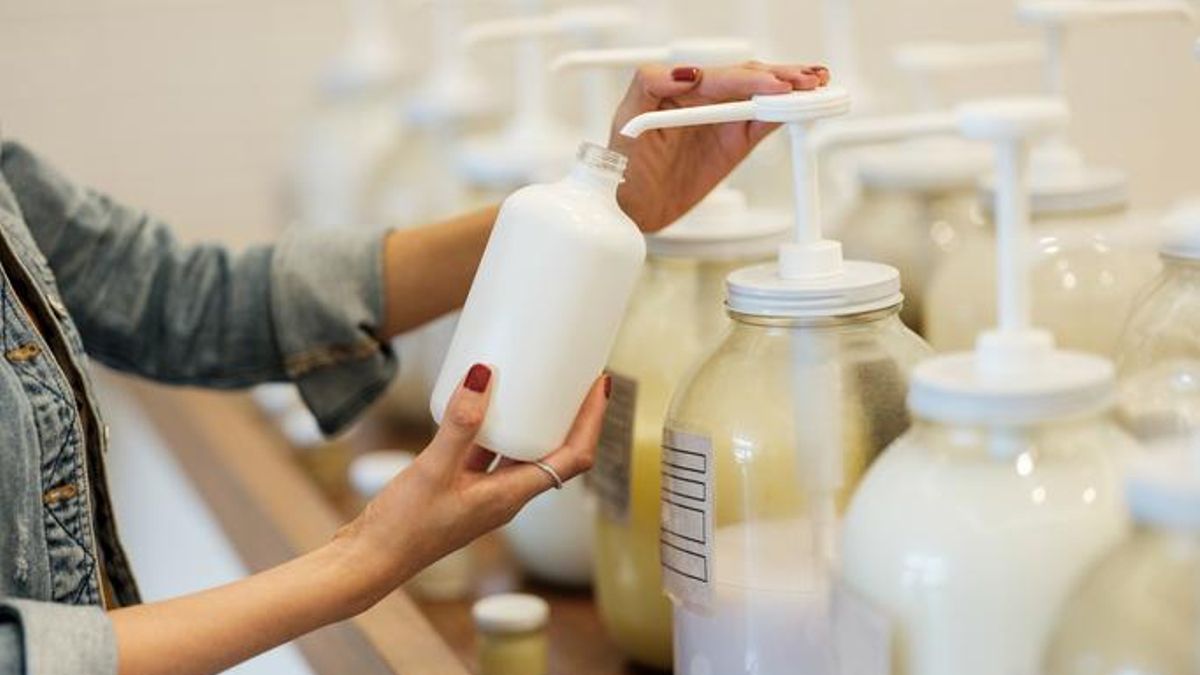 Bote rellenable de cosmética.