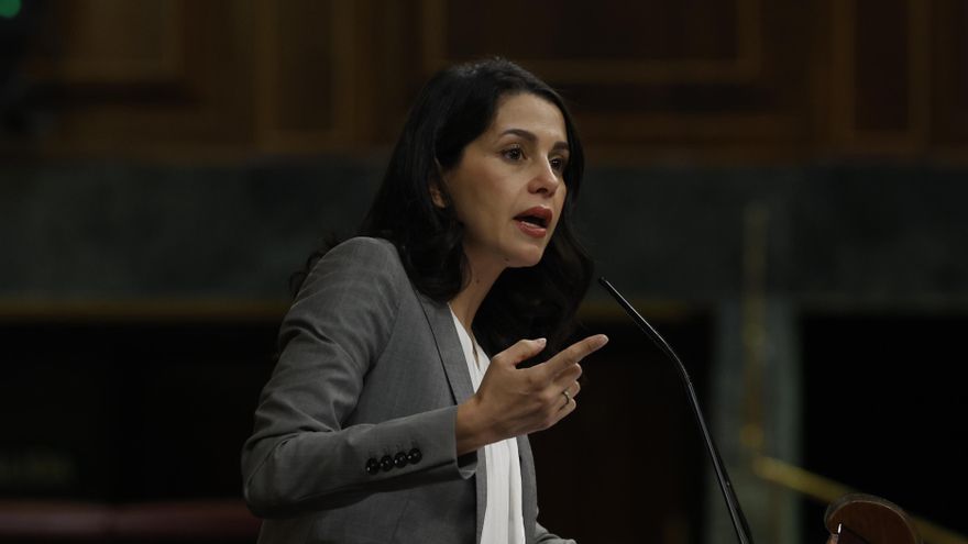 La portavoz de CS en el Congreso, Inés Arrimadas interviene ante el pleno que se celebra este jueves en la Cámara Baja. EFE/ J.J.Guillen