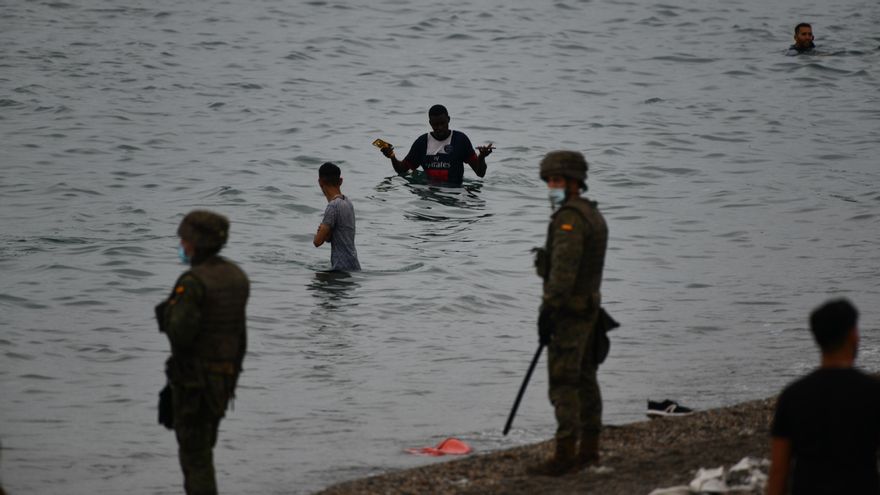 Militares del ejército español vigilan durante las devoluciones en caliente que están efectuando a los migrantes que han entrado en Ceuta procedente de Marruecos