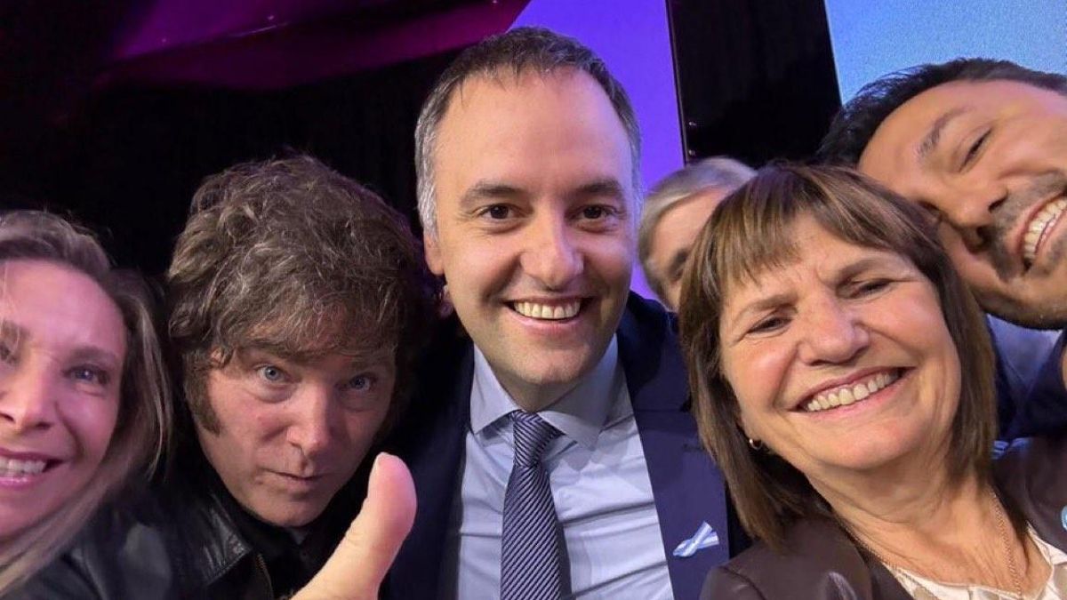 Antes de un nuevo viaje a EEUU, Milei le toma juramento a Adorni como jefe de Gabinete