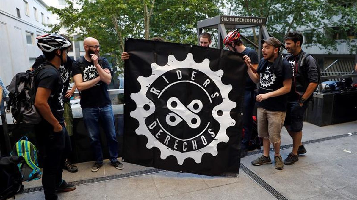 Deliveroo defiende la flexibilidad y la asociación de repartidores habla de esclavitud