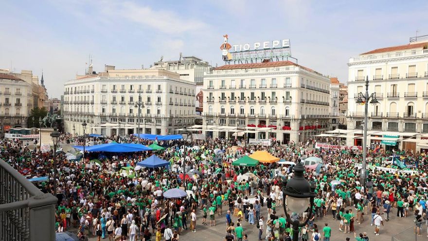 Última hora de la acampada por la vivienda en Sol, en directo | La izquierda pide medidas para limitar las subidas de los alquileres y poner coto a los fondos buitre