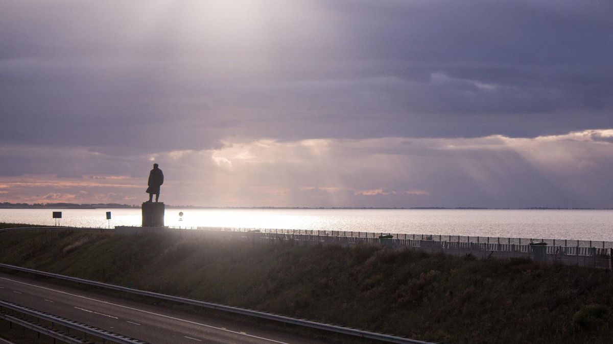 Lucha constante contra el mar. El Dique de Afsluitdijk  es una de las grandes obras de infraestructura de Holanda y responsable del 20% de las tierras emergidas del país.