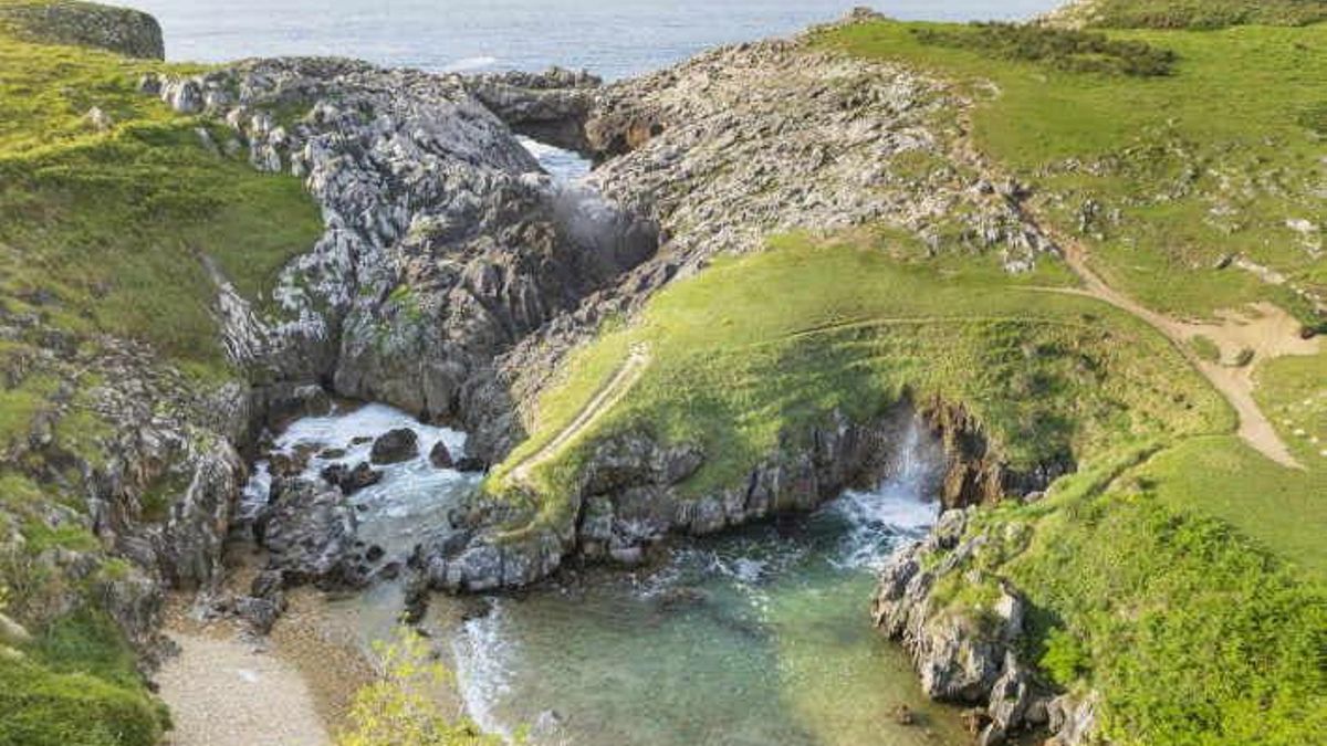 De las pocas playas interiores de Asturias, se trata de un enclave que se oculta tierra adentro protegido por praderas verdes