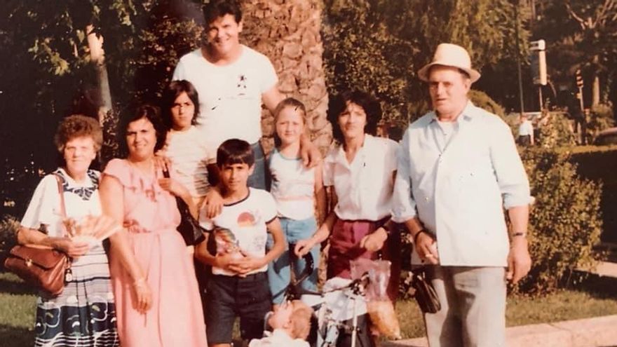 Cayetano a la derecha con su esposa francesa, Mercedes, (izqda) y parte de su familia cacereña