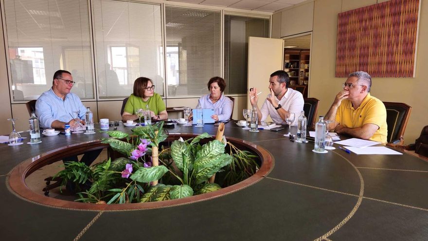 El consejero canario de Educación, Poli Suárez, junto a su homóloga de Bienestar Social, Candelaria Delgado, en un encuentro de trabajo para buscar la total escolarización de menores mingrantes
