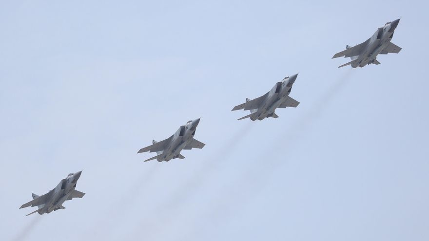 Toto de archivo de cazas rusos MIG-31, portando un misil aerobalístico hipersónico de alta precisión Kinzhal. EFE/EPA/MAXIM SHIPENKOV