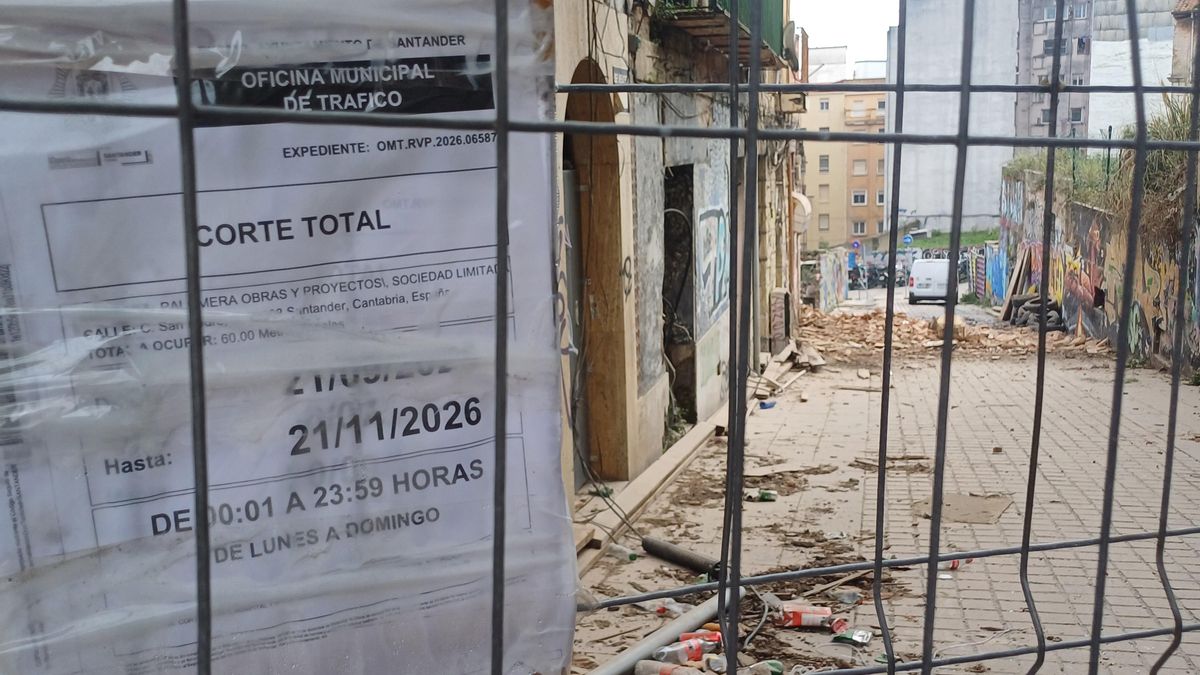 La calle San Pedro vallada para las obras de demolición.