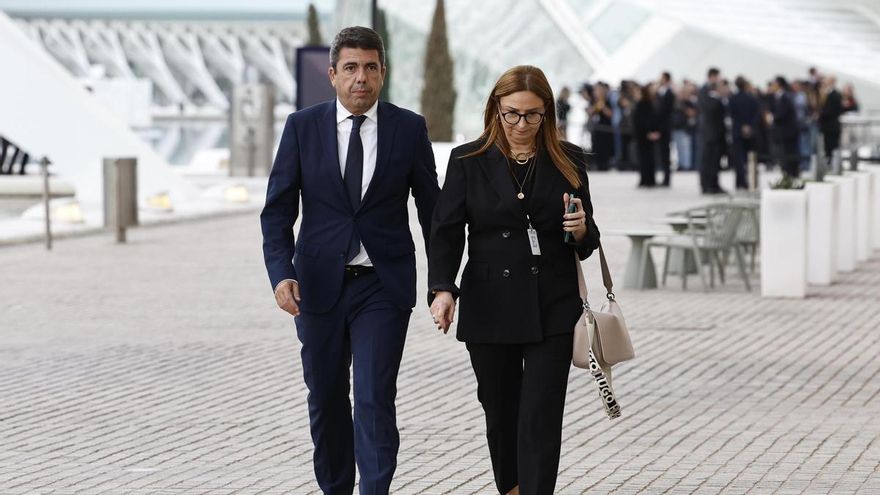 El presidente de la Generalitat valenciana, Carlos Mazón (i), a su llegada al funeral de Estado por las 237 víctimas de la dana celebrado este miércoles en Valencia con motivo del primer aniversario de la tragedia.