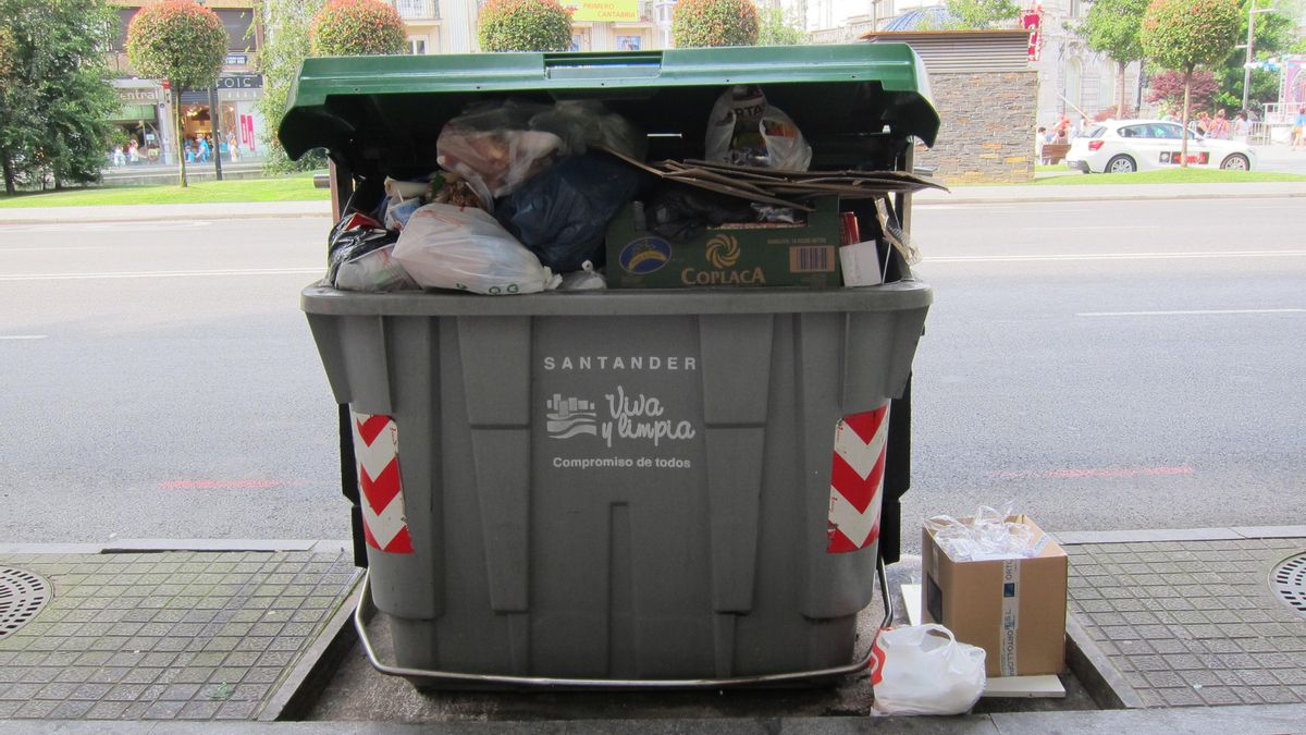 Archivo - Contenedor de basura en Santander.- Archivo