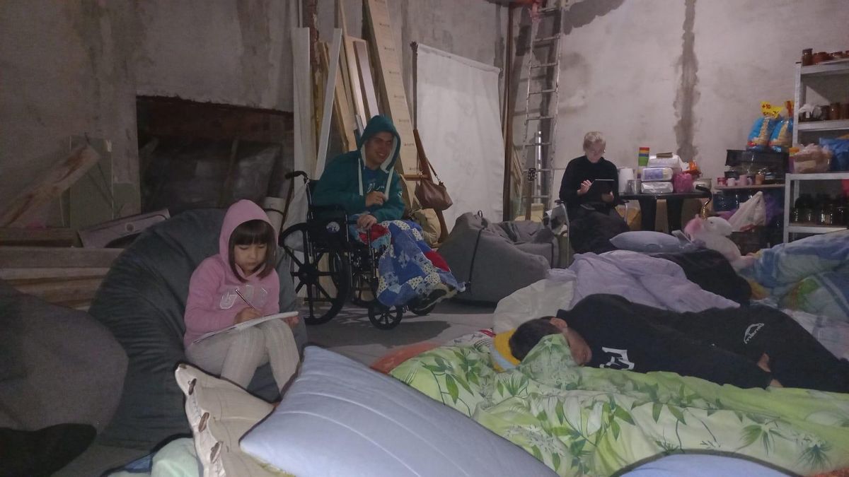 Residentes de la Casa de Stefan refugiándose en el sótano, marzo de 2022.