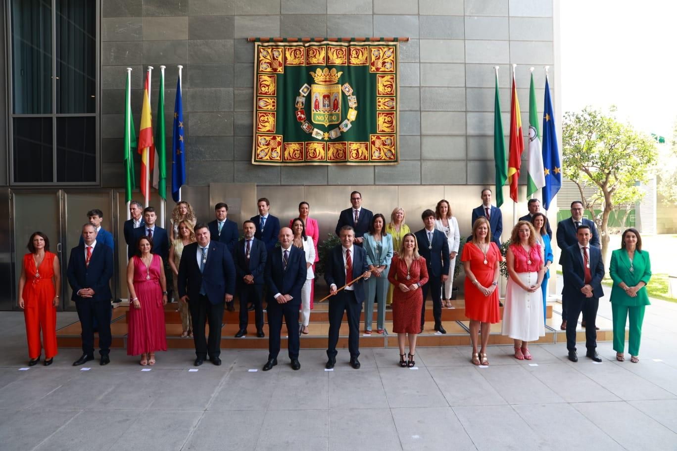 El presidente de la Diputación provincial, Javier Fernández, junto a la nueva corporación provincial 2023-2027