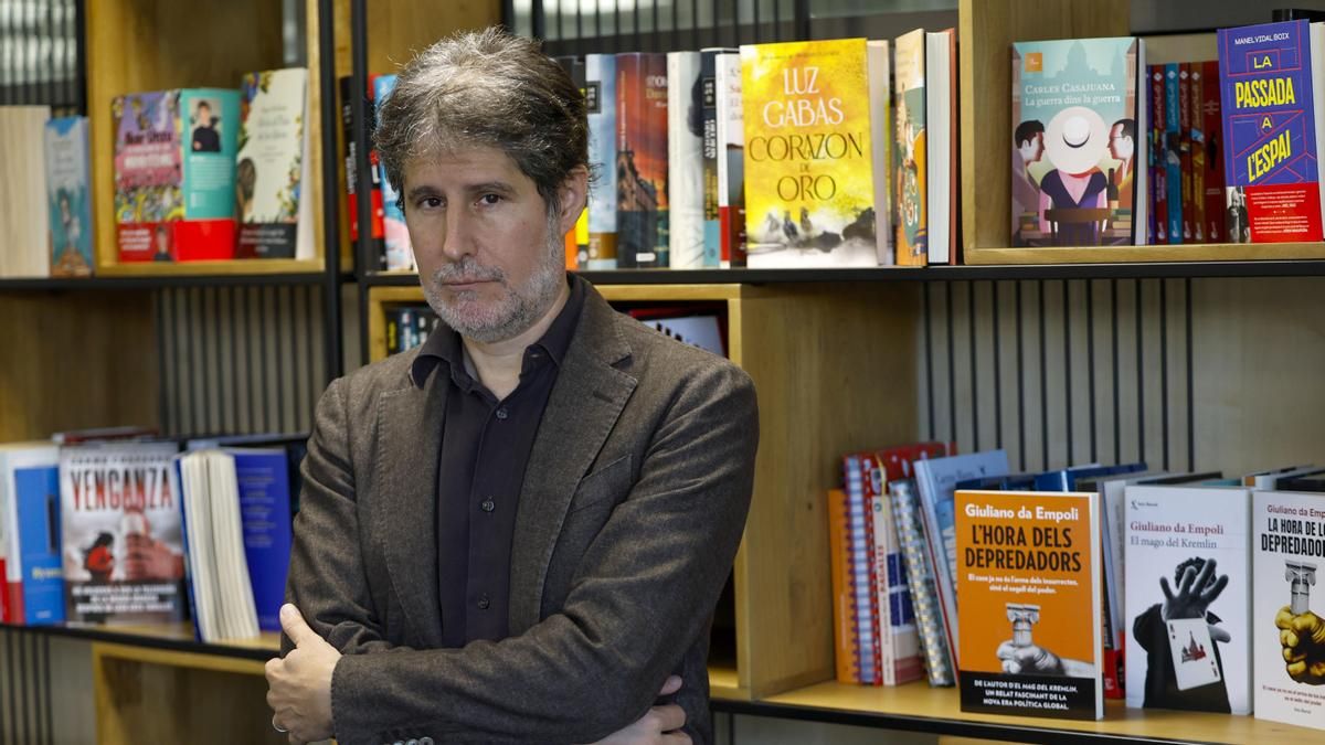 El ensayista Giuliano da Empoli posa durante la presentación en Barcelona de 'La hora de los depredadores'. 