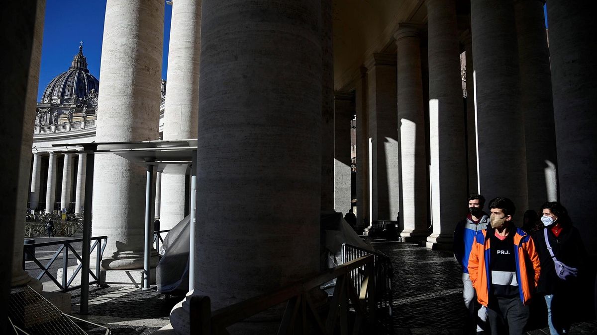 eople wearing face masks in Saint Peter's Square after new anti-COVID-19 measures have been introduced to enter the Vatican, in Vatican City, 13 January 2022.
