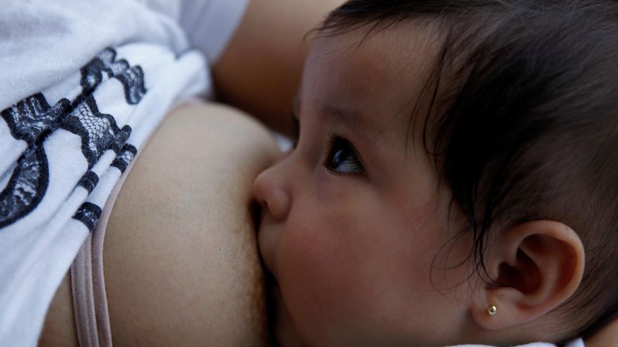 ¿Hay alguna norma que impida dar de mamar aquí? Juzgadas y reprendidas por dar la teta en público