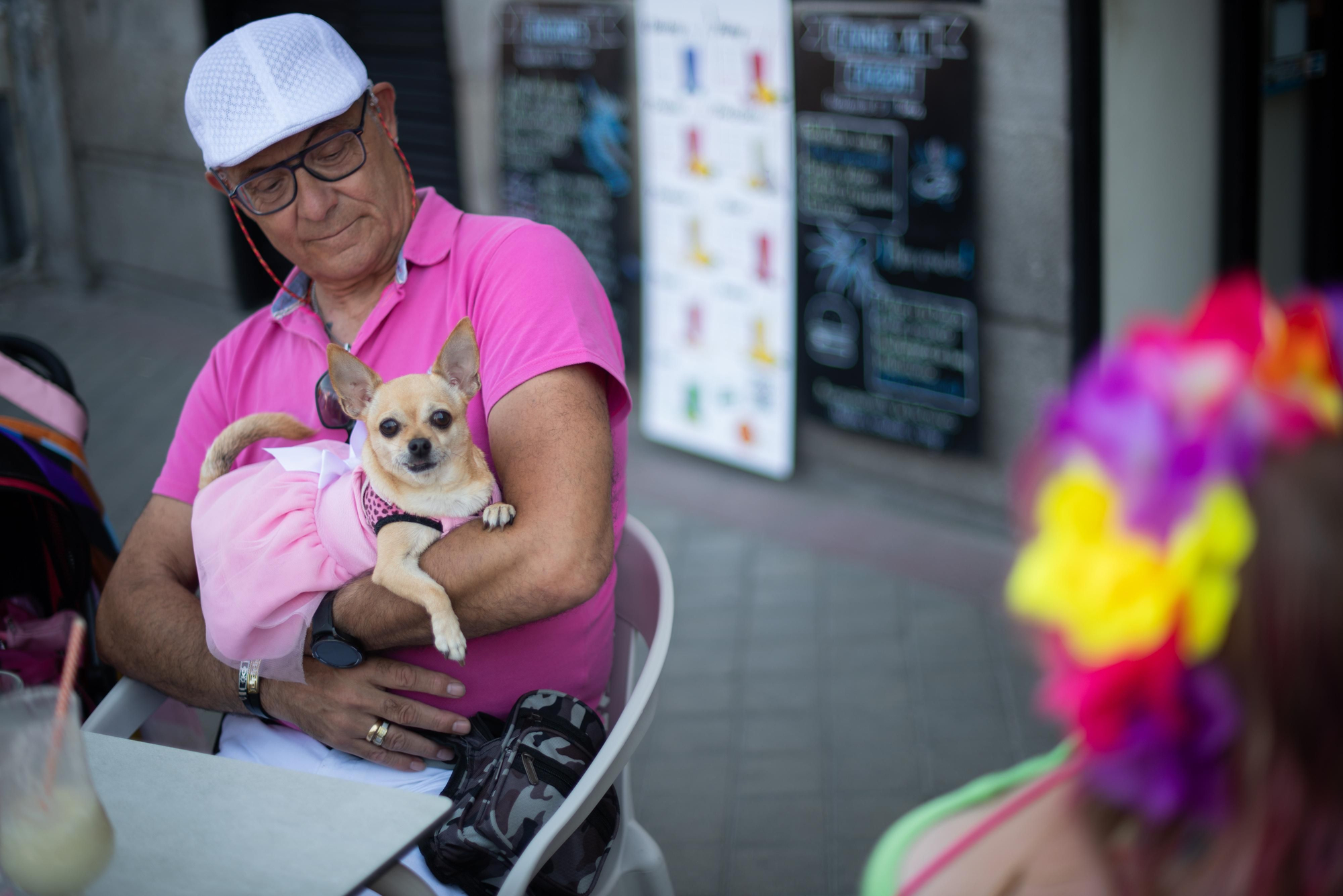 Un hombre con su perro observa el paso de la manifestación