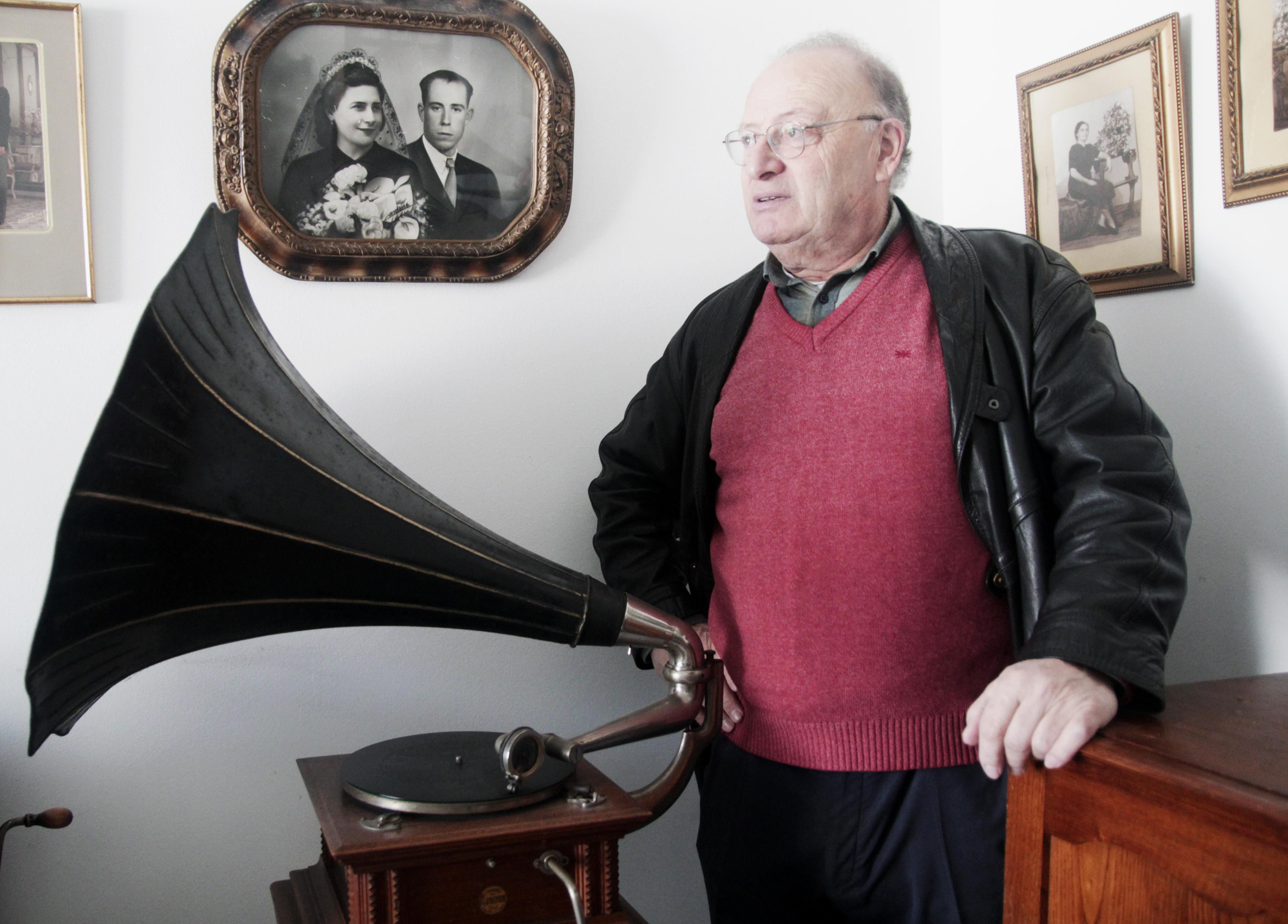 Ernesto Romero posa en la actualidad con uno de sus gramófonos.