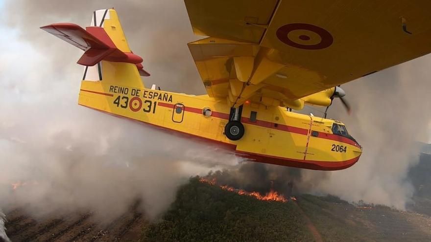 ¿Hidroaviones o helicópteros?: el incendio de Tenerife retoma el eterno debate