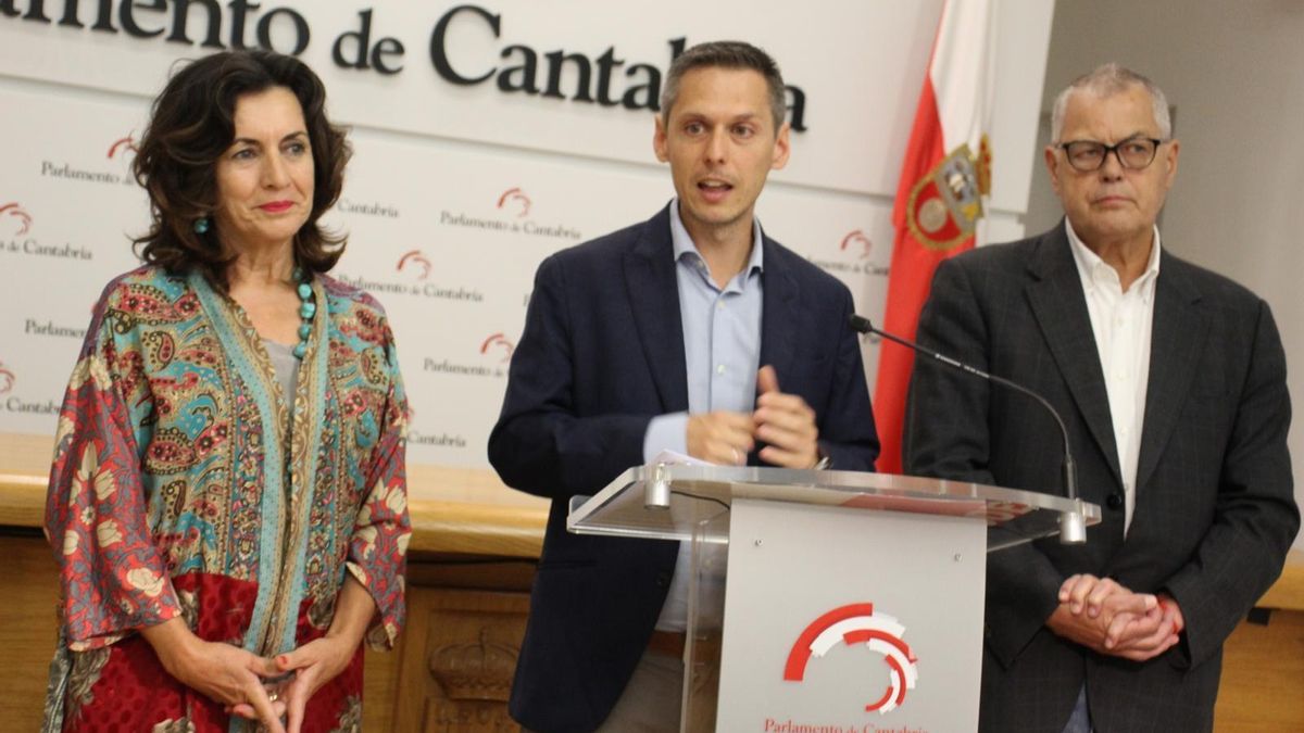 Mario Iglesias junto a los diputados Joaquín Gómez y Ana Belén Alvárez