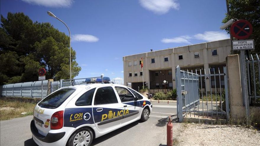Familiares de los holandeses desaparecidos en Murcia reparten carteles con fotos