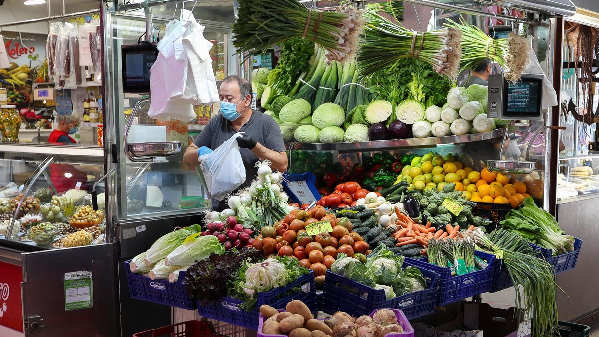 Archivo - Un trabajador de una frutería de un mercado, foto de archivo