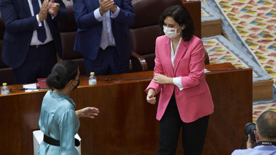 La presidenta de la Comunidad de Madrid, Isabel Díaz Ayuso, y la portavoz de Vox en la Asamblea, Rocío Monasterio