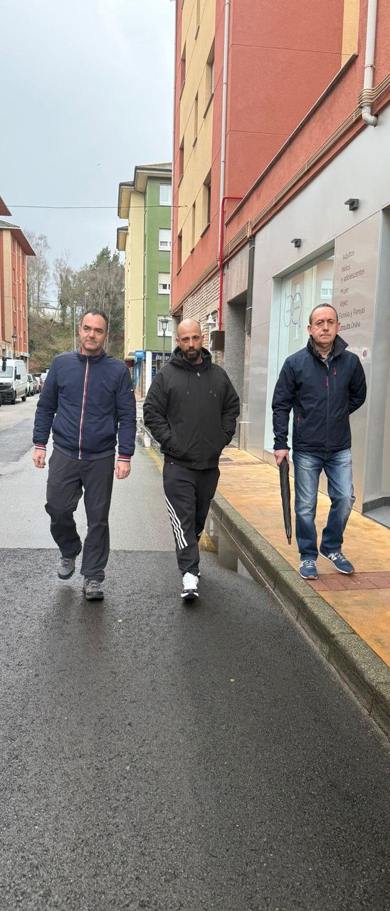 Los tres compañeros, en Navia.