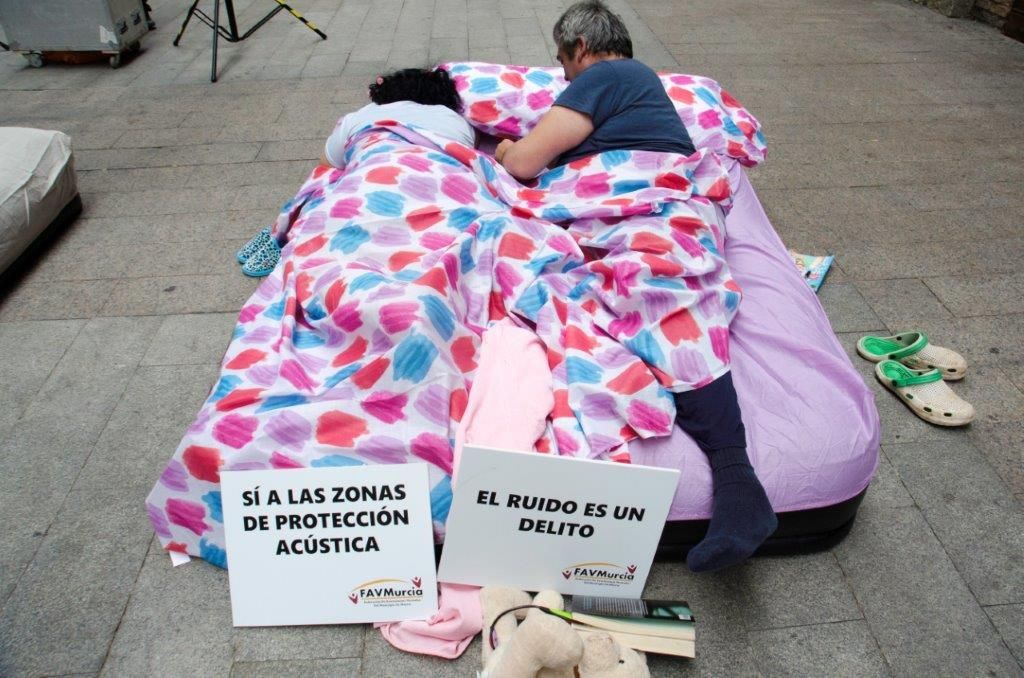 "Sí a las zonas de protección acústica" | "El ruido es delito"