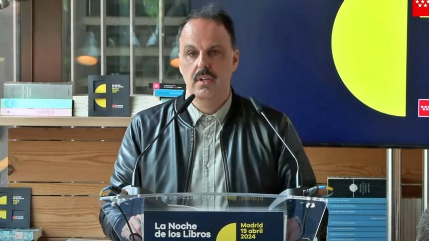 Un escritor carga contra Ayuso y Almeida en un acto de la Comunidad: "Hoy en Madrid el único género literario posible es un relato de terror"