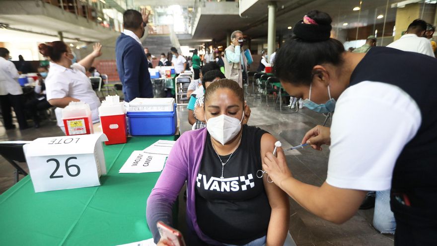 Profesores asisten a una jornada masiva de vacunación el 18 de mayo de 2021 en la Biblioteca Vasconcelos de Ciudad de México (México). EFE/ Sáshenka Gutiérrez/Archivo