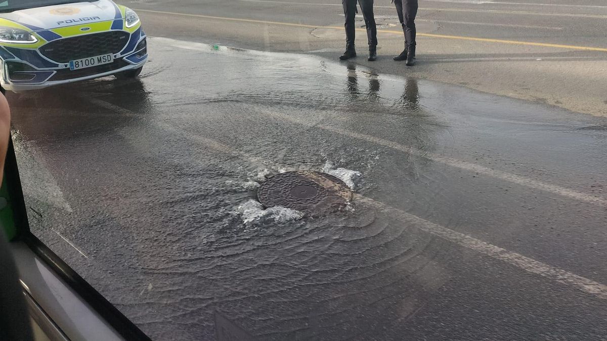 Agua emana desde la alcantarilla