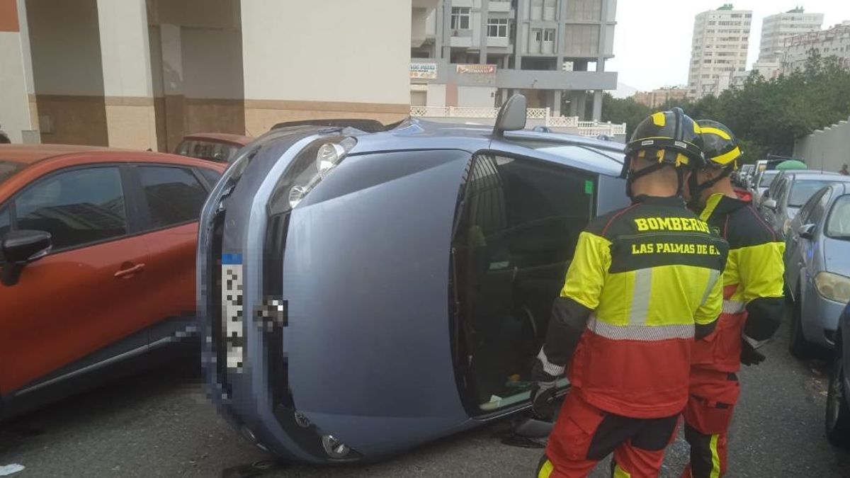Vehículo volcado en Escaleritas. (TWITTER BOMBEROSLPA)