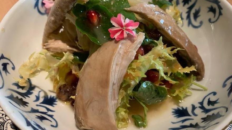 Perdiz escabechada con granada, escarola y berros