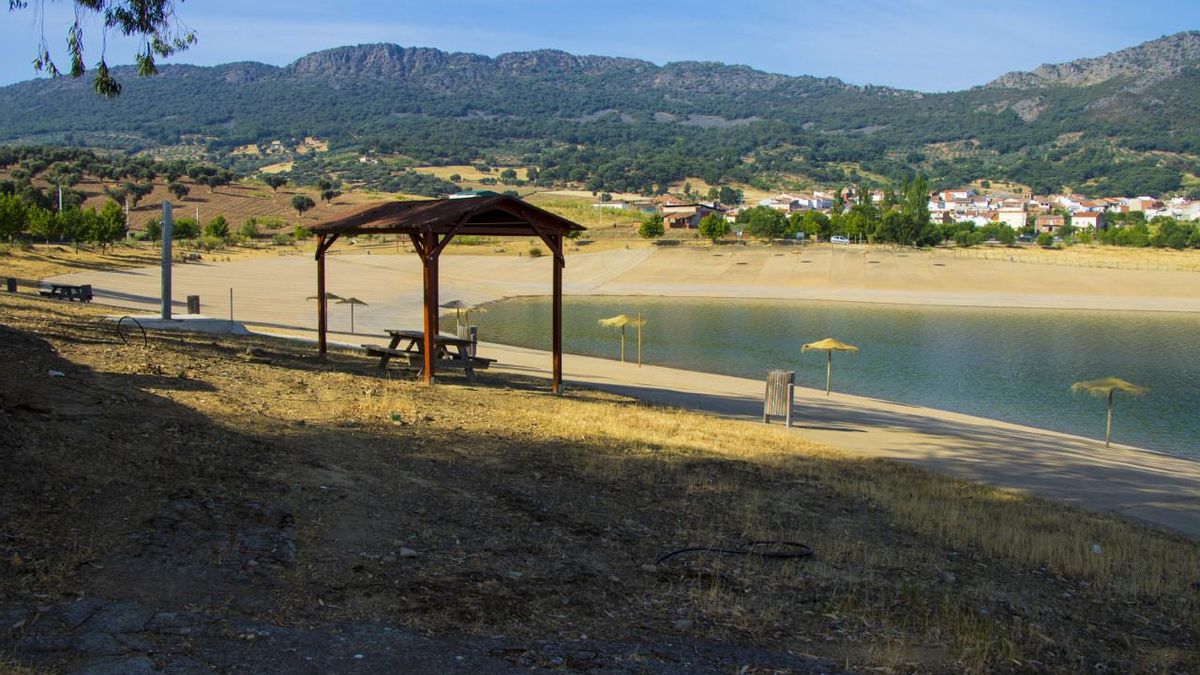 El arenal de agua dulce en el interior de Extremadura condecorado con Bandera Azul por quinto año consecutivo