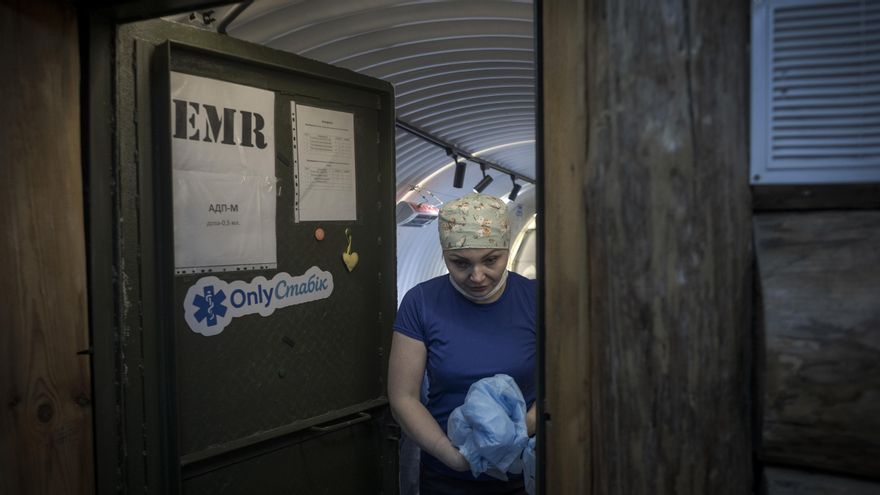 Una enfermera sale de quirófano donde está siendo operado uno de los heridos en un hospital bajo tierra cerca del frente de la guerra de Ucrania.