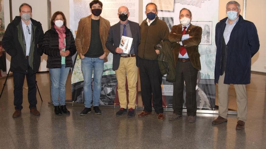 La exposición ‘Delibes en la llanura leonesa' recuerda las andanzas del escritor en la provincia de León.