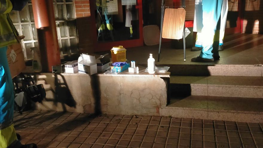 El material de trabajo, en el poyete de la entrada del ambulatorio de La Paz, de Rivas