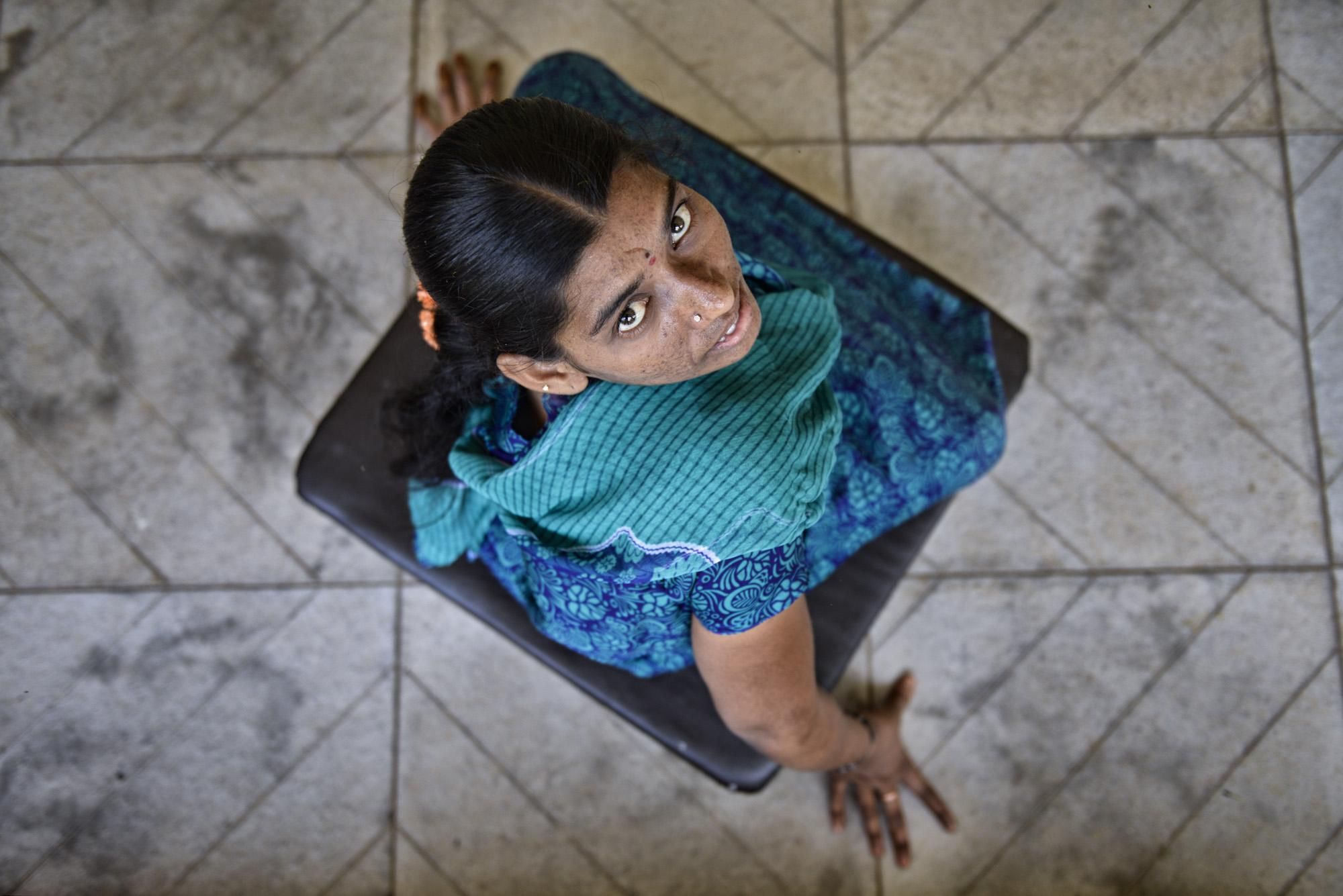 Laxmi Devi con el pequeño carrito que utiliza para desplazarse. La polio la dejó incapaz de moverse. / Zigor Aldama