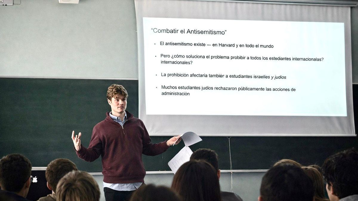 El joven galés, impartiendo su conferencia en la Facultad de Formación del Profesorado