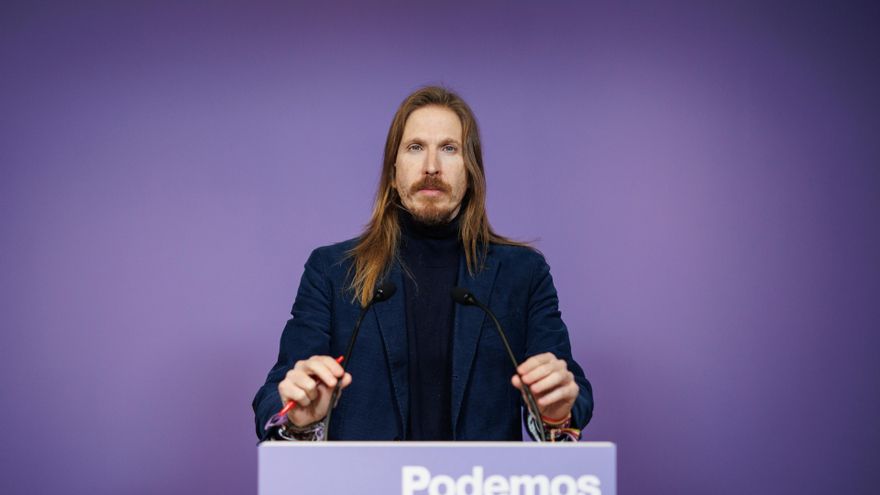 El portavoz de Podemos, Pablo Fernández, ofrece una rueda de prensa, en la sede de Podemos, a 4 de diciembre de 2023, en Madrid (España).