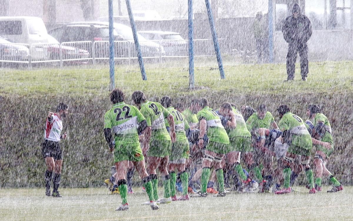 Los jugadores del Bathco disputan bajo un intenso aguacero un partido de Copa del Rey de Rugby contra el Cisneros de Madrid. Santander (Cantabria). 01/02/2015. | FOTO: ROMÁN ALONSO