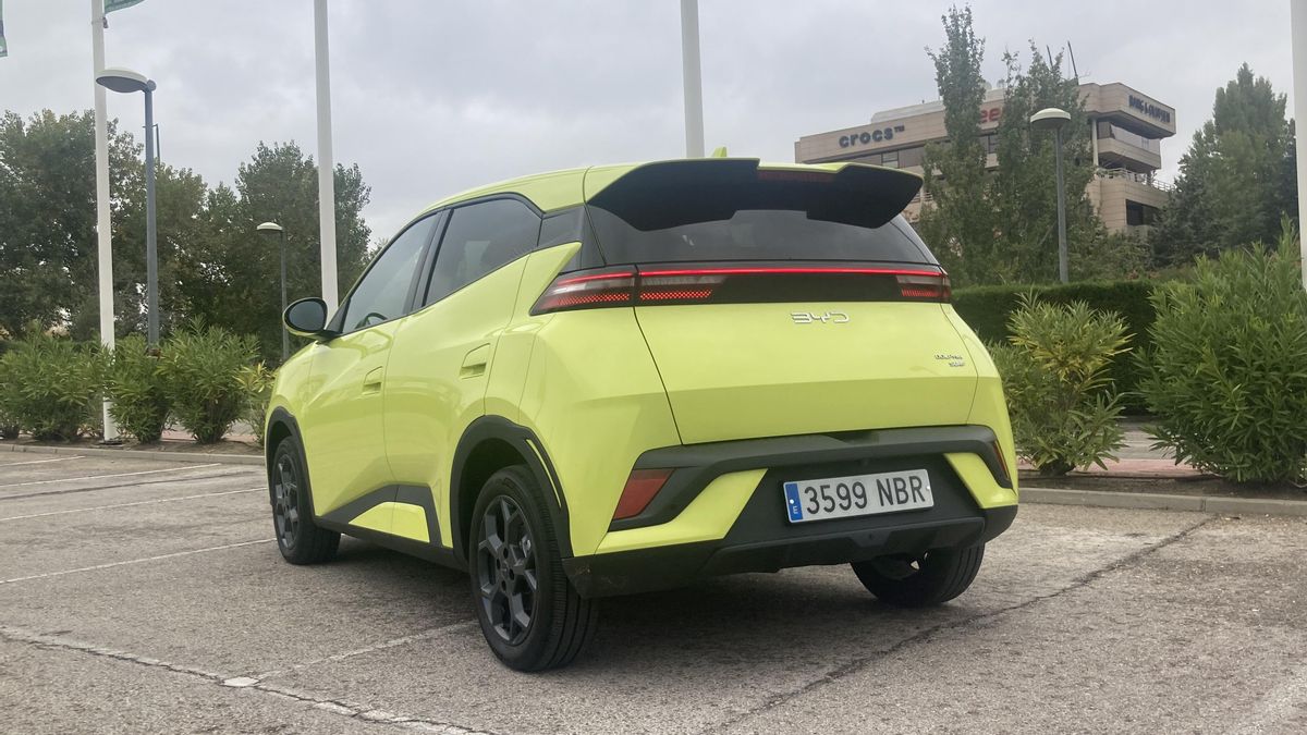 Tres cuartas trasero del utilitario eléctrico de BYD.