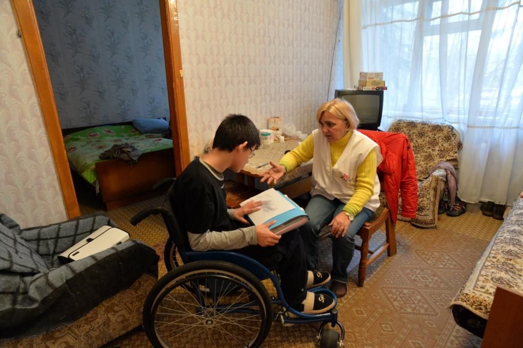 Ilya, 14 años, tiene parálisis cerebral. Ilya ha estado viviendo con sus padres en este centro en Svyatogorsk desde julio. Dejaron su casa en la ciudad de Donetsk antes de que los combates subieran de intensidad ya que no podían bajar a Ilya a un sótano cuando empezaban los bombardeos. Ilya está muy preocupado por sus parientes  que permanencen aún en Donetsk. Fotografía: Corinne Baker / MSF